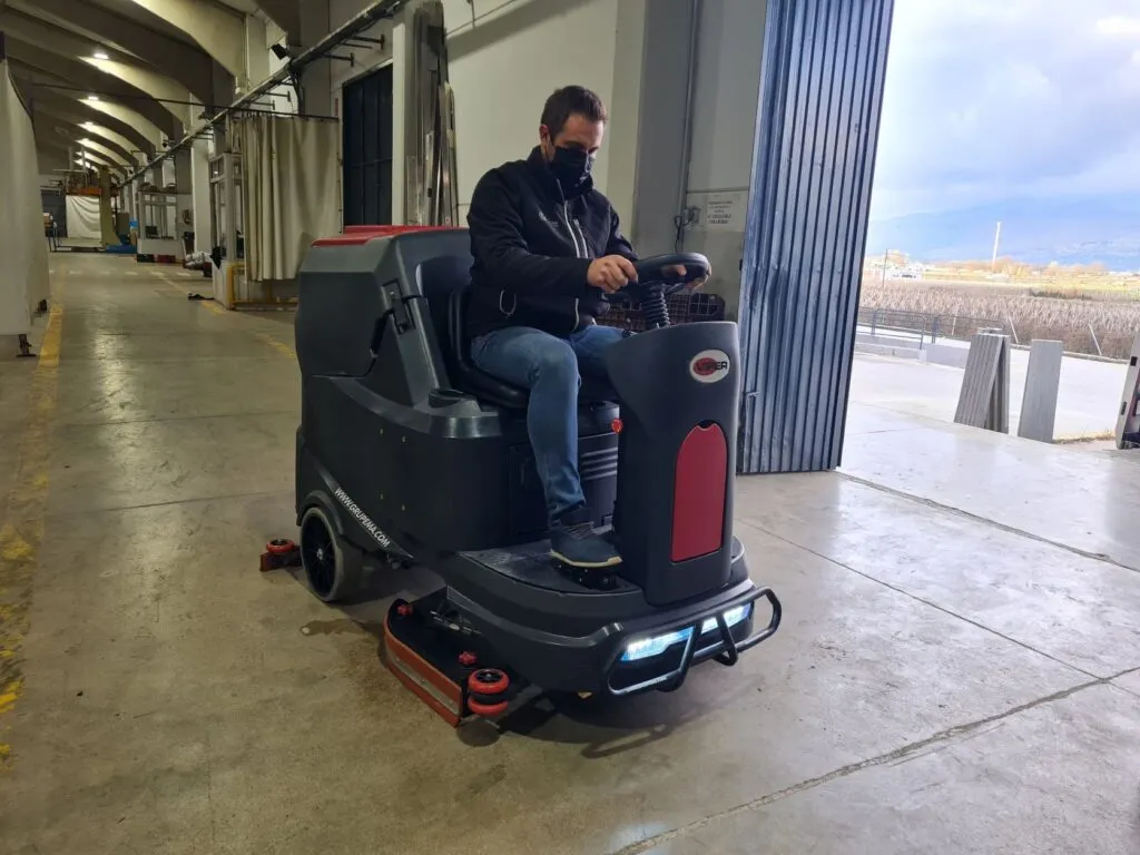 FREGADORA DE PISOS VIPER HOMBRE A BORDO VIPER AS1050R 200L 36"